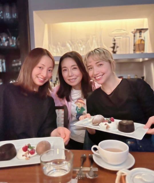 高橋ひとみ、舞台終演後、白羽ゆり＆豊田エリーとの”ちょっとお出かけ”ショットを公開！