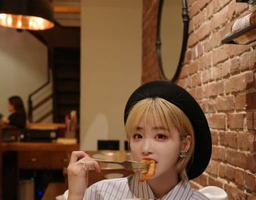 バチェラー出演美女、眠らない街・タイムズスクエアを楽しむショットにファンから”かわいい”の声が殺到！