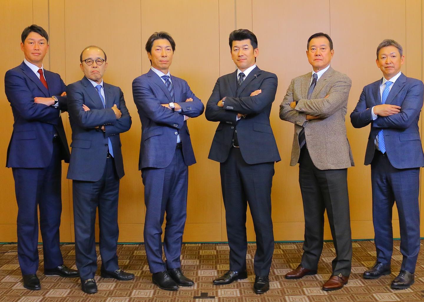 今年就任のカープ監督、赤いネクタイで他チーム監督を圧倒❗️❓