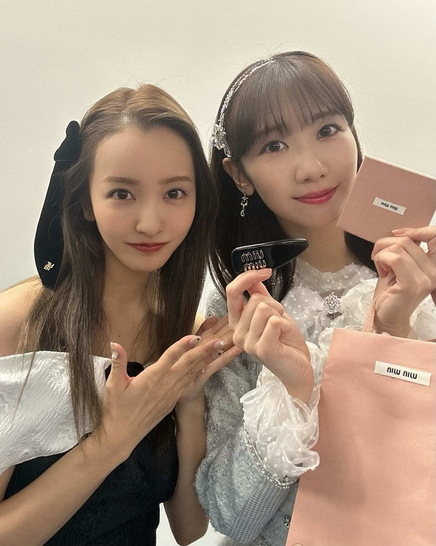 板野友美がAKB卒業の柏木由紀を祝福❗️💐懐かしい２ショットにファン感激の声🎀