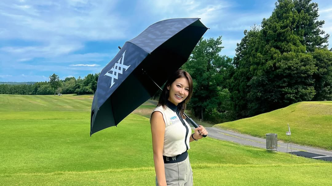 美女ゴルファー・杉山美帆、アニューの可愛いノベルティ傘を紹介