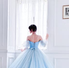 「そんな後ろ姿も素敵」女性声優が背中露わなドレス姿を公開！引き締まった背筋に反響