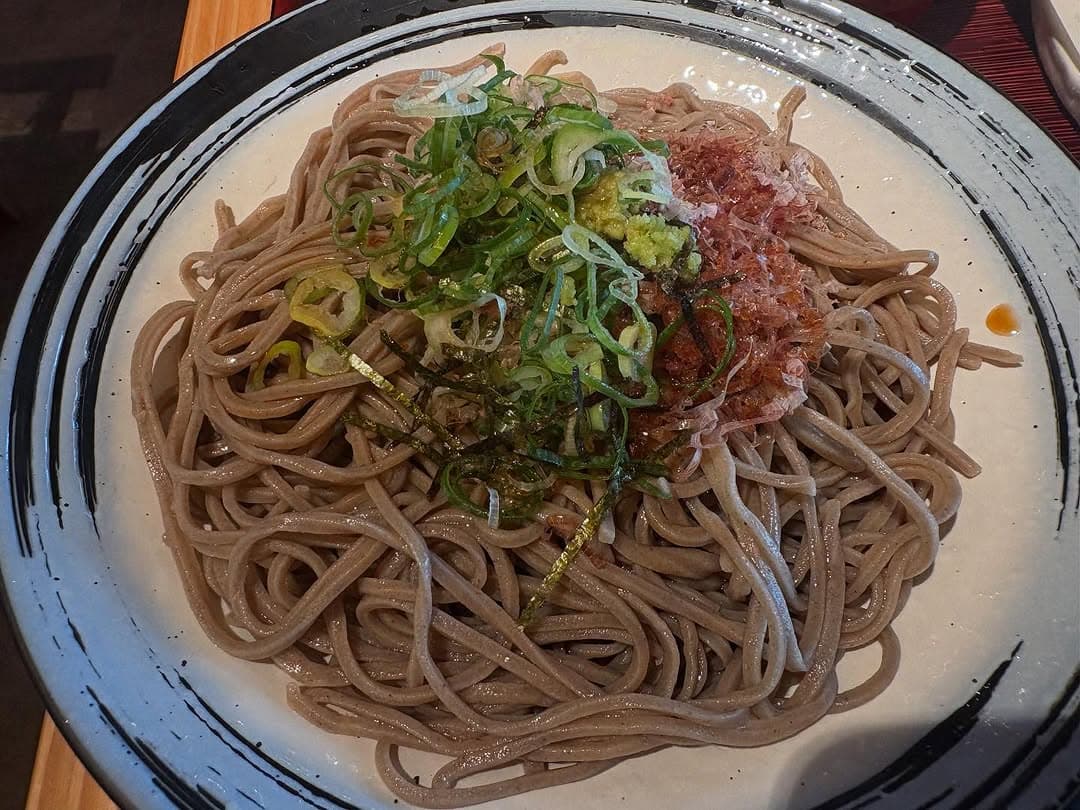 「蕎麦が固めで好き!」食通お笑い芸人〇〇、出雲縁結び空港で堪能したご当地グルメ