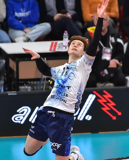 髙橋藍がチーム最多の18得点を記録も1戦目は敗北