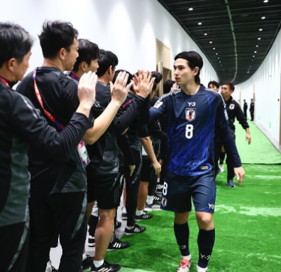 アウェー2連戦を終えた南野拓実、ファンに感謝「応援ありがとうございました！」