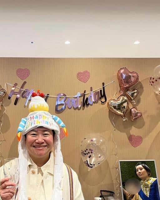 ハリセンボン春菜が誕生日を迎えたことを報告🔥笑顔の春菜の横の鏡に映っているのは...