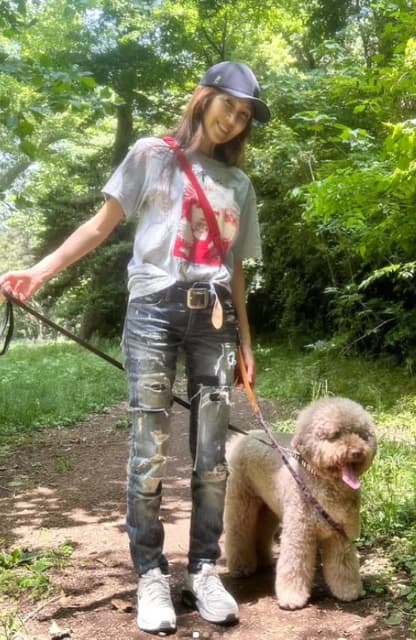 歌手・工藤静香 愛犬とのニッコニコの2ショットを披露！「ルンちゃん可愛い」と話題に！