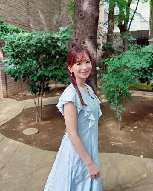 「可愛すぎるよ～」「最高です」41歳美魔女アナ、さわやか水色ワンピ＆チラリ白雪美肌で無邪気なスマイル！