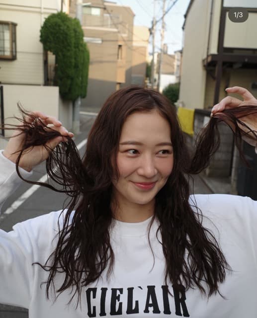 西山真央、結婚式後に「くりくりヘア」披露「とりあえずくりくりにした」