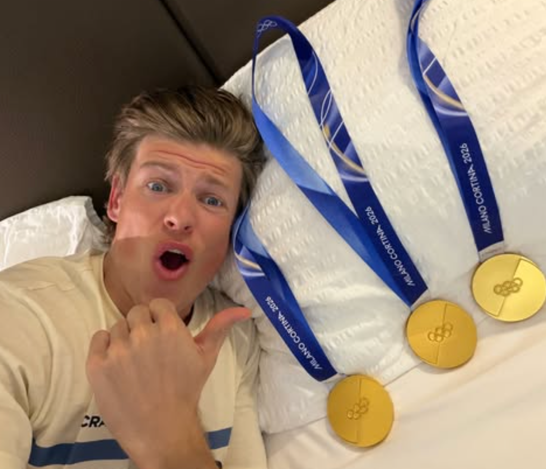 ベッドに並ぶ圧巻“3つの金”　ノルディックスキー界のスターが五輪で3冠達成