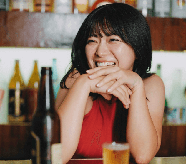 「こんな可愛い子が笑顔で飲んでたら…」元AKBの美女子”、バーカウンターの美麗ショット”にファン陶酔！