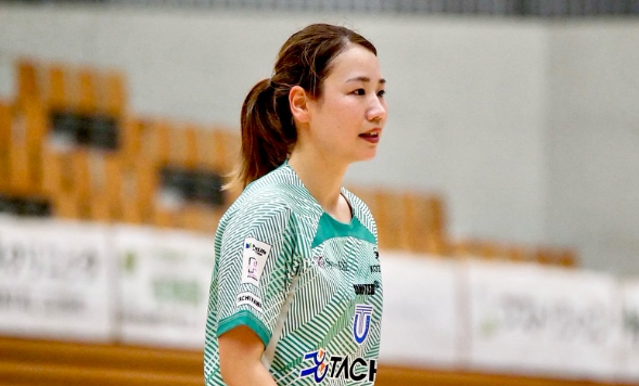 美女フットサル選手・平井成美、コート内のクールビューティーショットを披露！ファン絶賛「コート上のなるちが一番輝いてる！」