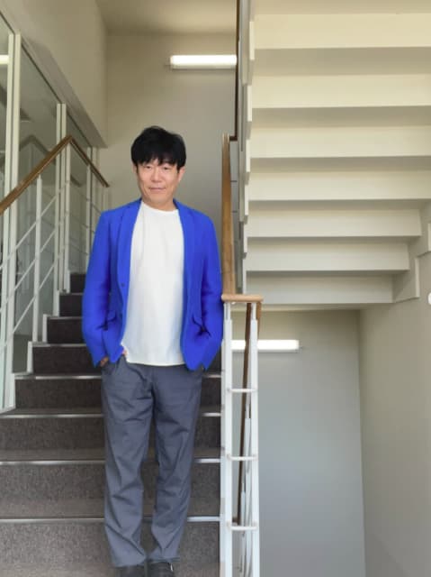 「これからも宜しくお願い致します。」ペナルティ・ヒデがさわやかなジャケット姿で挨拶