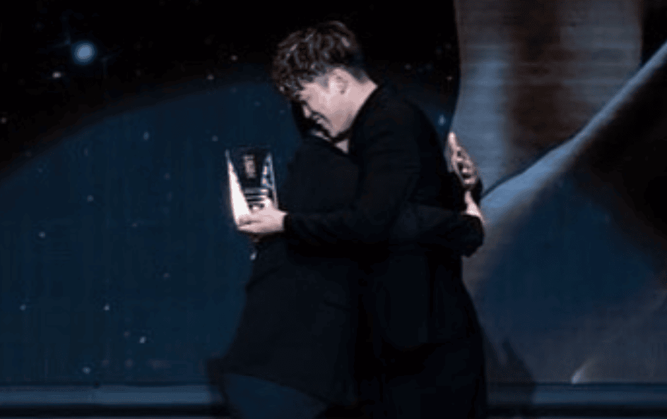 杉谷拳士、新人賞・脇真大と壇上で抱擁「一瞬で虜に」