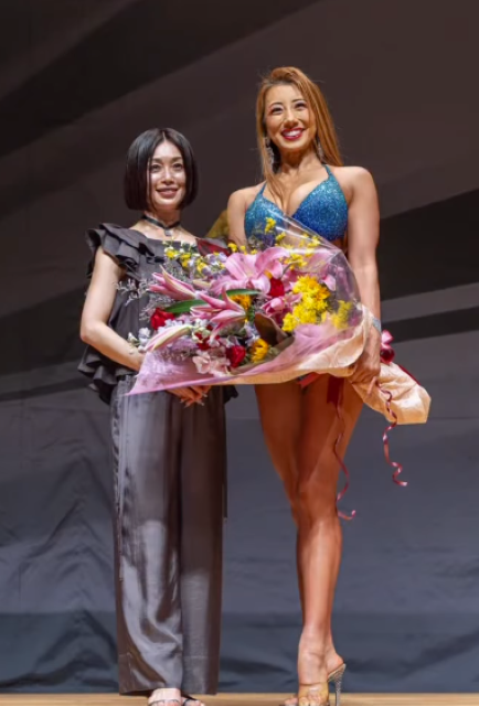 “ビキニの女王”安井友梨の群馬県ゲストポーズに酒井法子が降臨！？筋トレ歴11年の絆を見せつける！