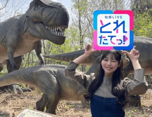 「ガオーポーズ可愛い」美女アナウンサー、恐竜の森へ！化石発掘体験のチャレンジ”とれたて・ショット”がキュートだと話題に