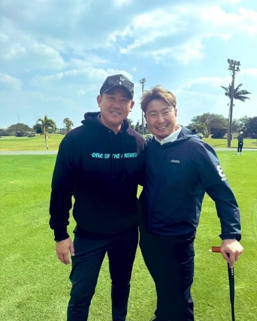 松坂大輔、オフの沖縄でゴルフリゾートへ！プロゴルファー 塚田陽亮との笑顔2Sが話題