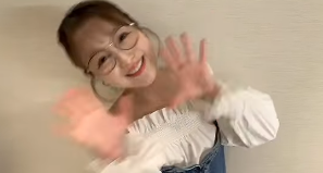 「肩が色っぽい…！」鈴木奈々、デニムワンピのオフショットにファン釘付け！