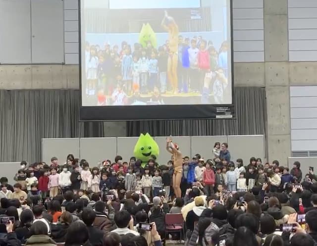 小島よしお主催の「モリモリ食べてハッピー教室」に子どもたちは大喜び！