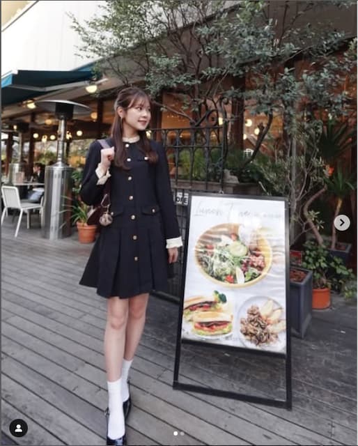 フリーアナウンサー吉川七瀬がおしゃれなカフェでのひとときを投稿