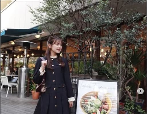 フリーアナウンサー吉川七瀬がおしゃれなカフェでのひとときを投稿