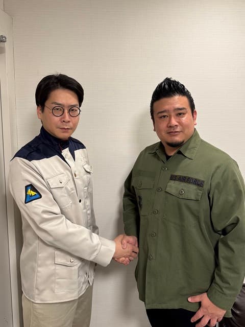 「気分は逆シャア」男性ブランコ 浦井が”地球連邦”服をゲット!?