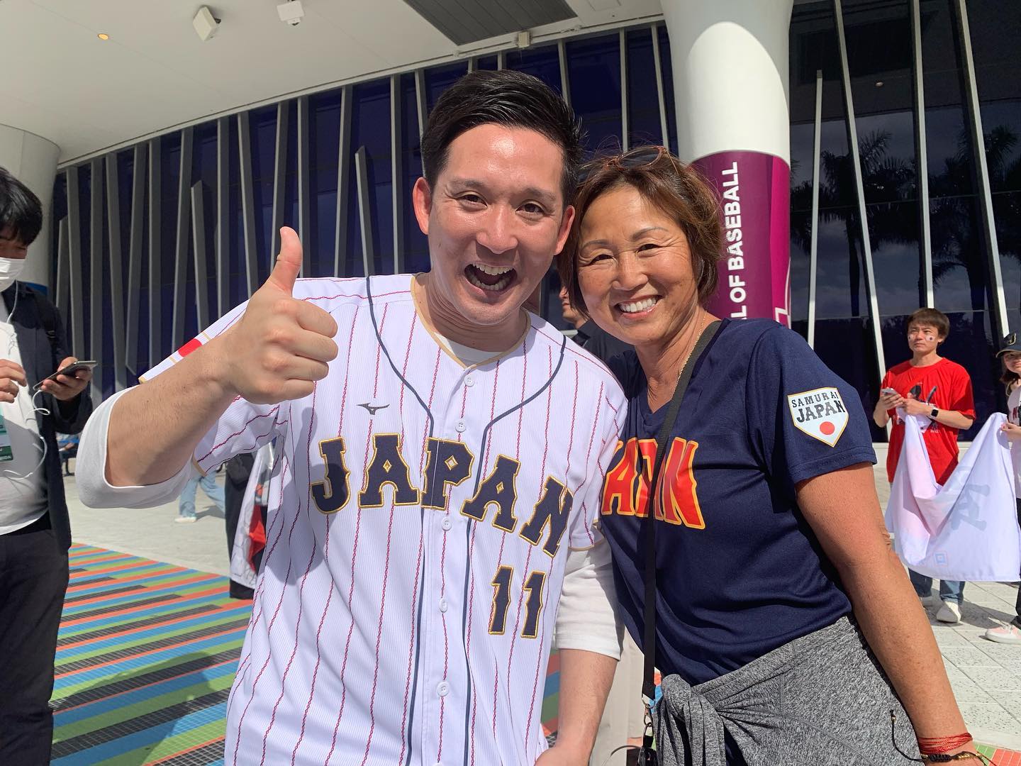 杉谷拳士 あの選手の母親とのツーショット公開⚾️現地で喜びの笑顔🎉