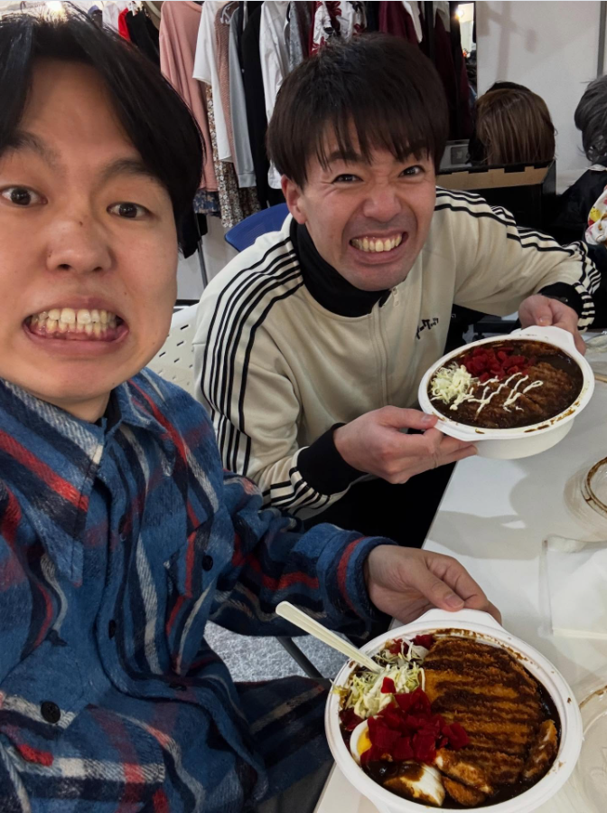 ジェラードンかみちぃ、アイロンヘッド辻井と“大盛りカレー”で仕事納め！？「今日の晩御飯は…」