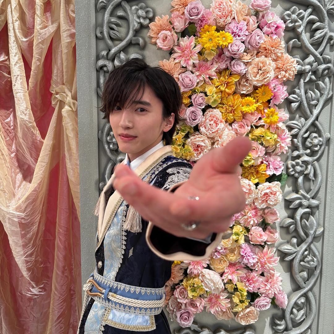 「久しぶりの王子様衣装かっこよすぎる！」なにわ男子・道枝駿佑のオフショットにファン大盛況！