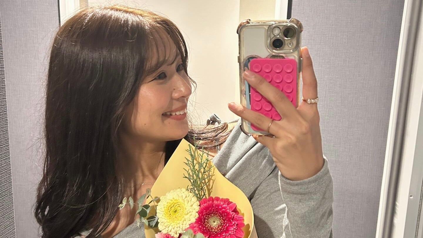 「笑顔が反則級」美女陸上選手・榎本樹羅さん、花束ショットが可愛すぎると話題