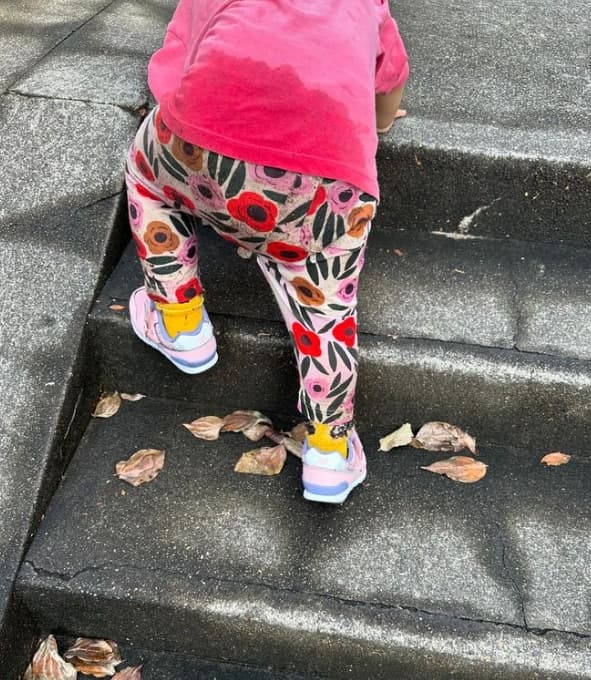 元女子サッカー選手〇〇「もう首が鞭打ち状態」無限エネルギーのあの子との全力お散歩！