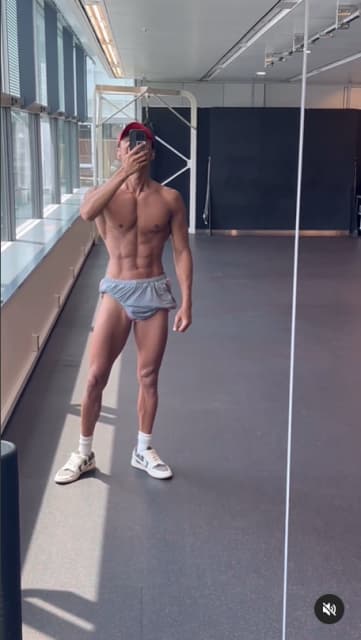 金子賢「彫刻のような肉体」披露が話題！