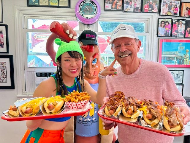 フワちゃんがアメリカを満喫 片手にはホットドッグが3個!