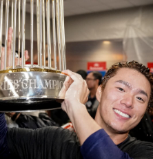 世界初の“5冠達成”を果たした山本由伸　世界一のシャンパンファイトに喜び大爆発！