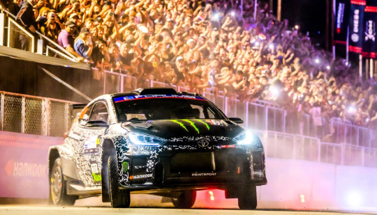 「これがWRCの熱狂！」パラグアイが沸騰した一夜、会場を揺らしたモンスターマシンとファンの大歓声！