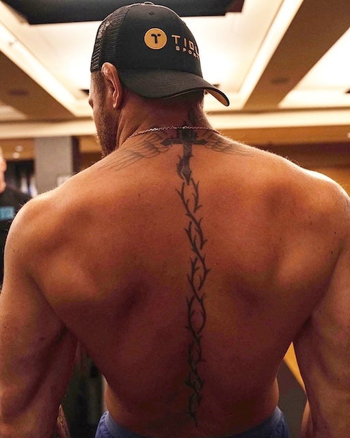 「デカすぎる！」コナー・マクレガーの背中が話題に