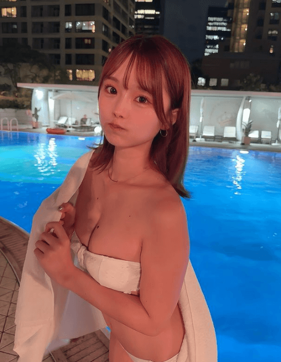 「何色の水着が好き？」美人ナレーター・吉田恵美が魅せた”ナイトプール”での本気にファン卒倒