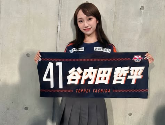 「スタイル良くて、可愛すぎ」美女モデル、"いとこのプロサッカー選手"の応援へ！タオルビューティーショットにファンうっとり