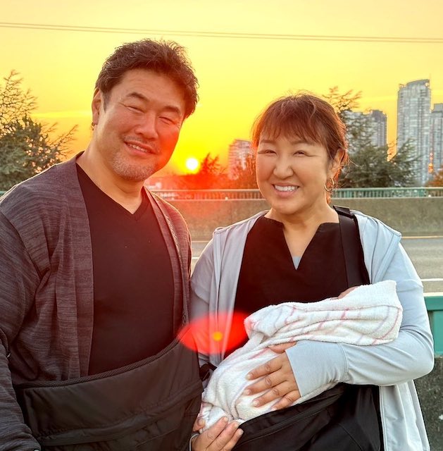 北斗晶&佐々木健介、夫婦でニッコリ初孫抱擁「ジーとバーらしくなってきたかな」