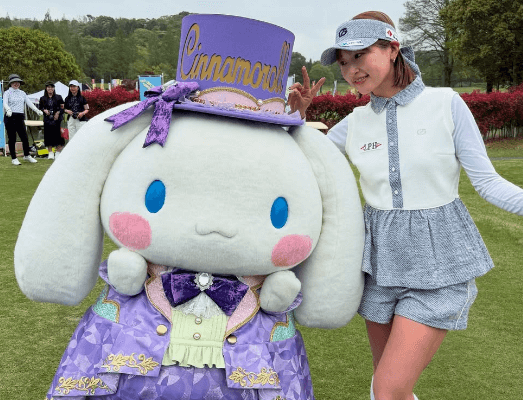 「可愛いの渋滞」美女ゴルファー、人気キャラとの”お戯れ・ショット＆ムービー”を披露！可愛すぎと反響「かわいいですよ」
