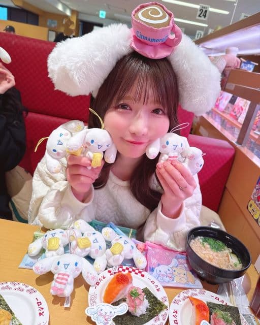 「ピューロランドみたい」もえあず、寿司屋で大好きなキャラクターに囲まれる