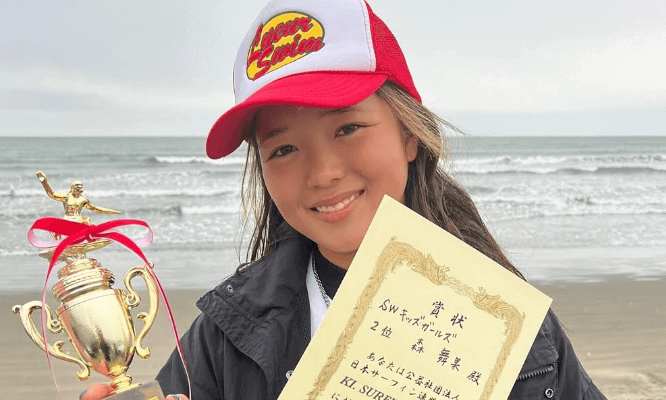 「おめでとう！」高校生女子サーファー、大会準優勝の報告！笑顔のトロフィー持ちショット披露にファンの祝福が続々