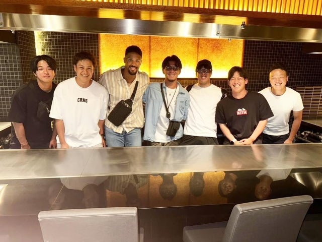 阪神タイガース伊藤将司が魅せた「オフの素顔」。仲間と囲む鉄板前の笑顔がエースのもう一つの顔を語る