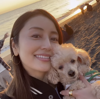 矢田亜希子、愛犬と海デート！絶景の江ノ島にファンからも「癒される」と歓声！！