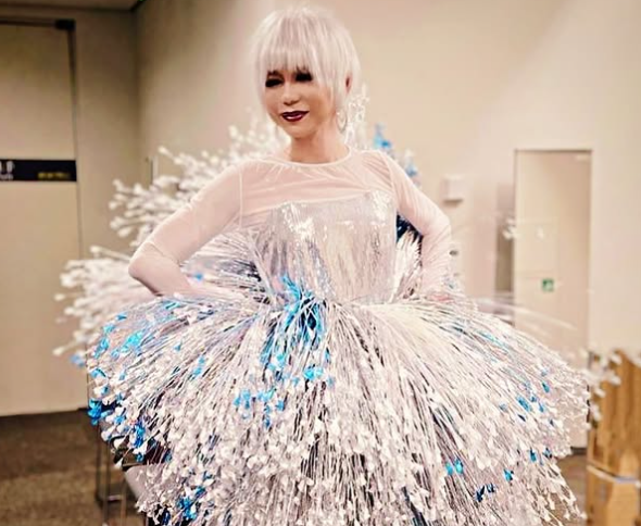 ミッツ・マングローブ、20周年記念衣装に反響「首の垂れ具合に重みとエグ味」