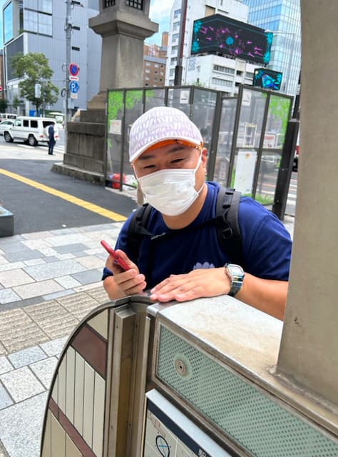 「地上に出たら黒川」お笑い芸人・ビビる大木がクロちゃんの様子を激写