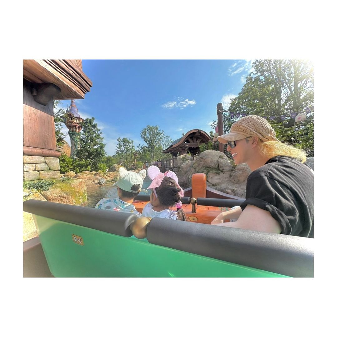 ローランドが同僚の子供とディズニーに！優しさ溢れる行動に「隠しきれてない！！」