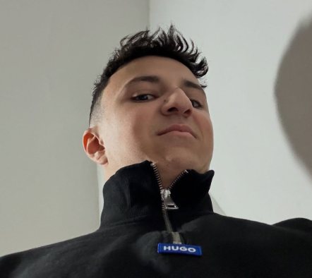 F1 まさかのハプニング！？新人Isack、チーム公式アカウントの“スマホ乗っ取り”で話題に