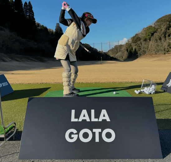 元SKEの女子アナウンサー、自身のビッグネームプレートに驚愕！？”擬似プロゴルファー体験”にファン大喜び！