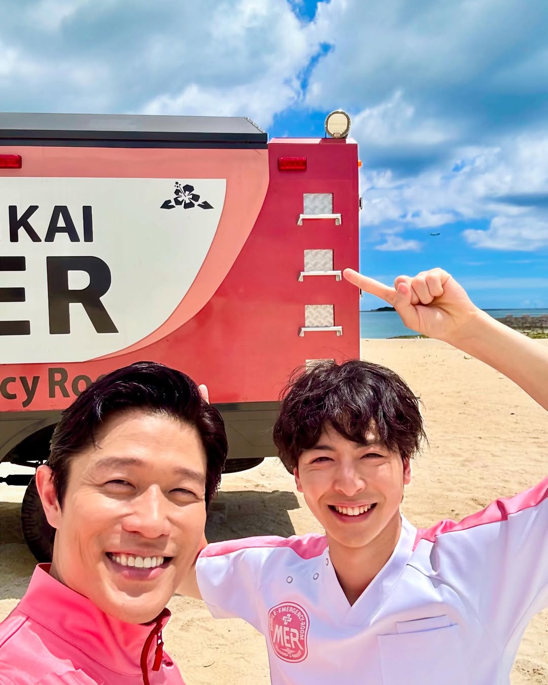 鈴木亮平と後輩俳優の爽やかツーショットにファン歓喜